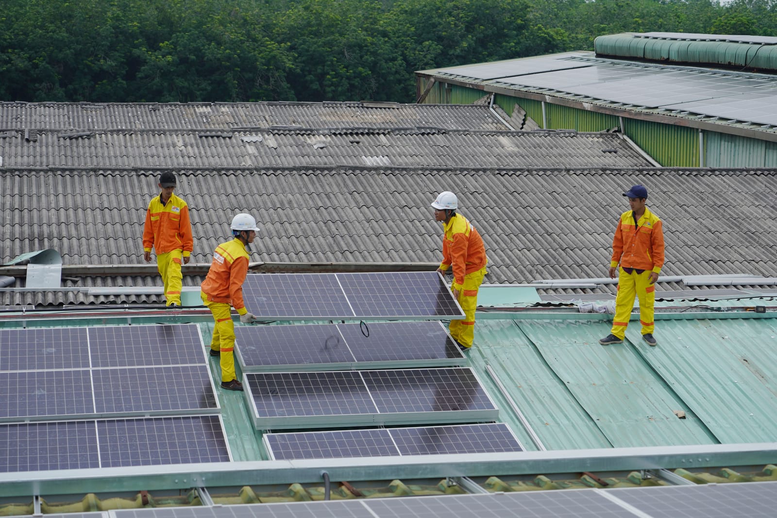 520 kWp ballasted east-west array on a distribution warehouse
